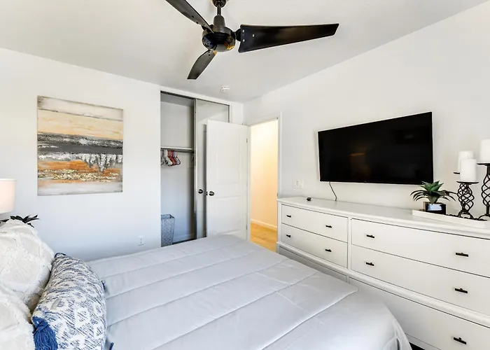 Holiday home 5 Mi To Dtwn: Modern Getaway W/ Yard!