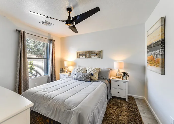 Holiday home 5 Mi To Dtwn: Modern Getaway W/ Yard! Gilbert