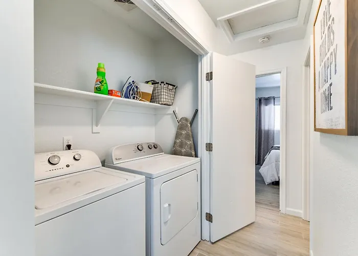 5 Mi To Dtwn: Modern Getaway W/ Yard! Holiday home