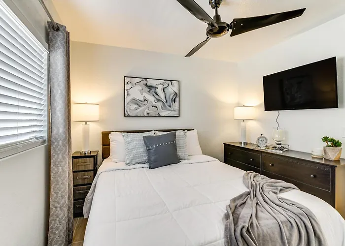 5 Mi To Dtwn: Modern Getaway W/ Yard! Holiday home Gilbert