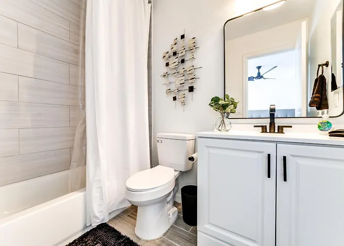 5 Mi To Dtwn: Modern Getaway W/ Yard! * Gilbert