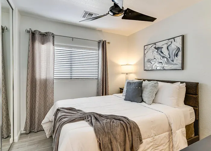5 Mi To Dtwn: Modern Getaway W/ Yard!