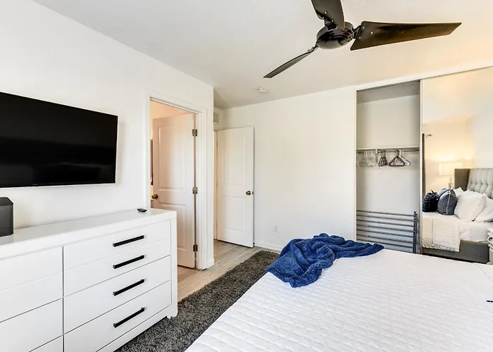 5 Mi To Dtwn: Modern Getaway W/ Yard! Holiday home