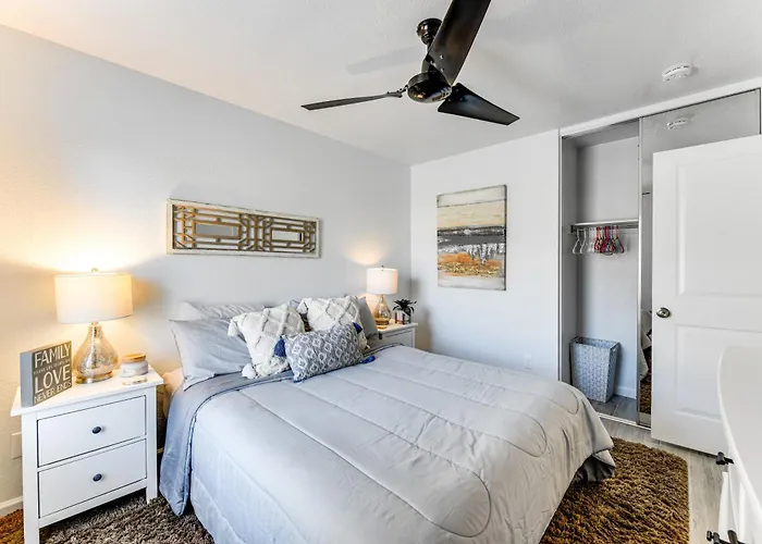 Holiday home 5 Mi To Dtwn: Modern Getaway W/ Yard!