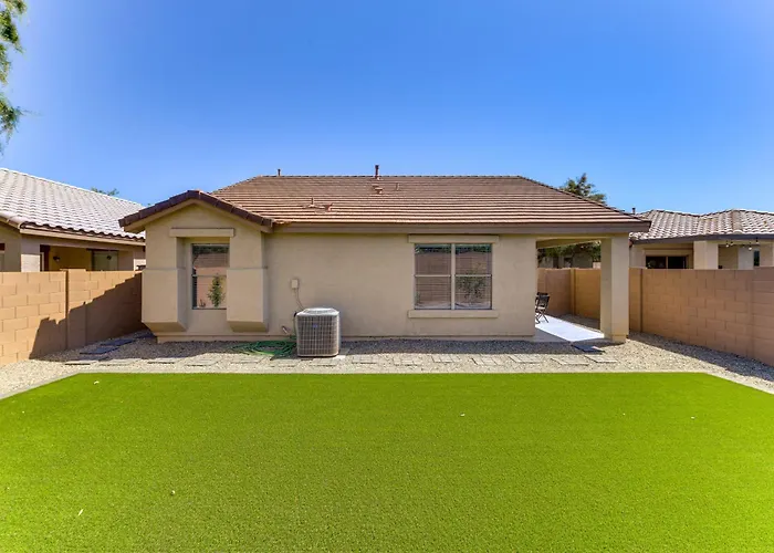 Holiday home 5 Mi To Dtwn: Modern Getaway W/ Yard! *