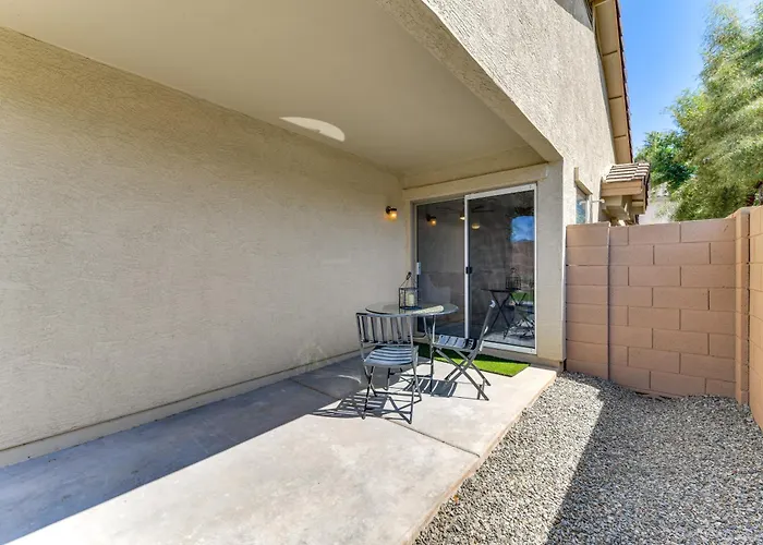 5 Mi To Dtwn: Modern Getaway W/ Yard! Holiday home