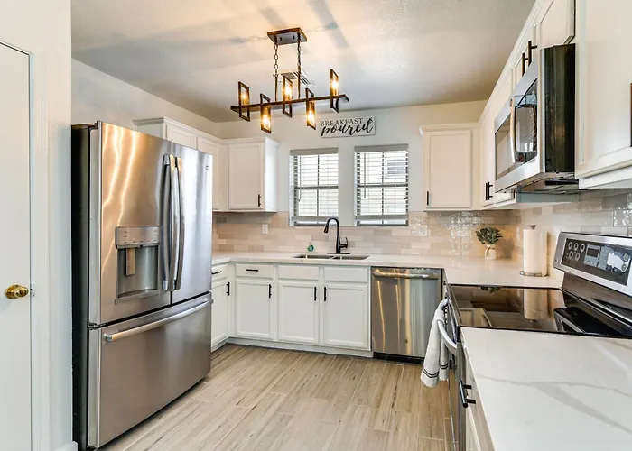 Holiday home 5 Mi To Dtwn: Modern Getaway W/ Yard!