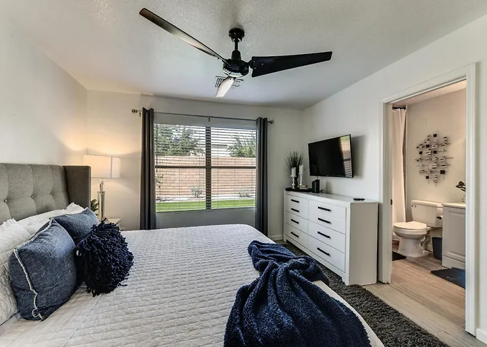 5 Mi To Dtwn: Modern Getaway W/ Yard! Holiday home *