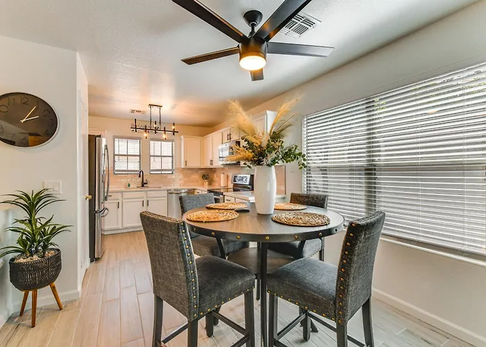 Holiday home 5 Mi To Dtwn: Modern Getaway W/ Yard! *