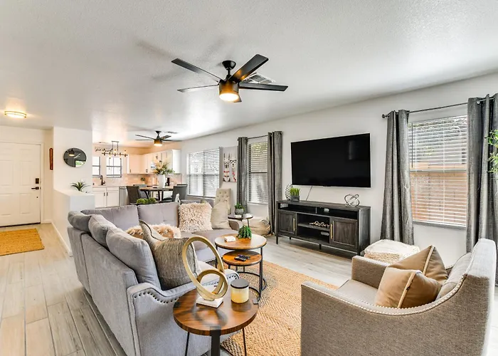 Holiday home 5 Mi To Dtwn: Modern Getaway W/ Yard! Gilbert