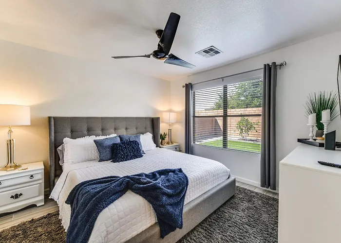 Holiday home 5 Mi To Dtwn: Modern Getaway W/ Yard! *