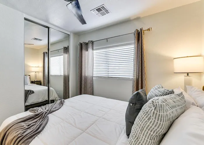 5 Mi To Dtwn: Modern Getaway W/ Yard! * Gilbert