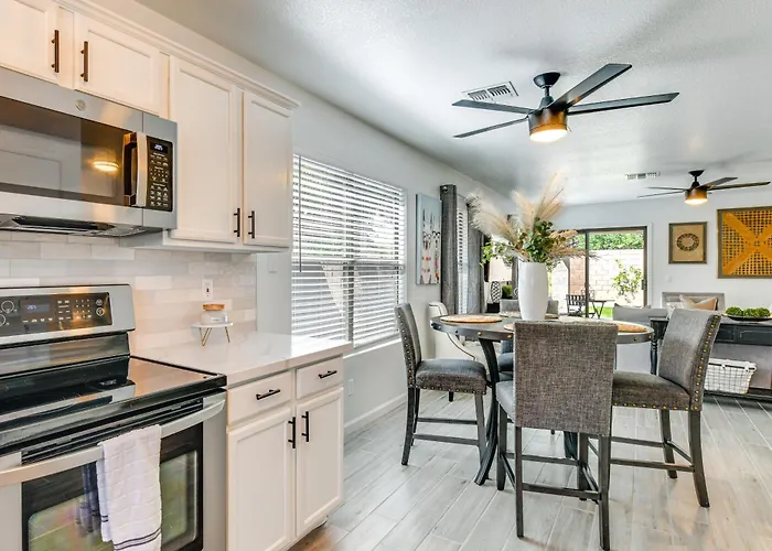 5 Mi To Dtwn: Modern Getaway W/ Yard!